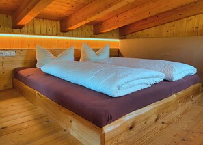 1 bedroom, travel cot, free WiFi, bed sheets