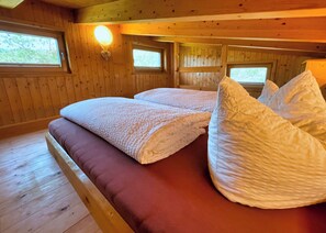 1 dormitori, un bressol de viatge, wifi gratuïta i roba de llit