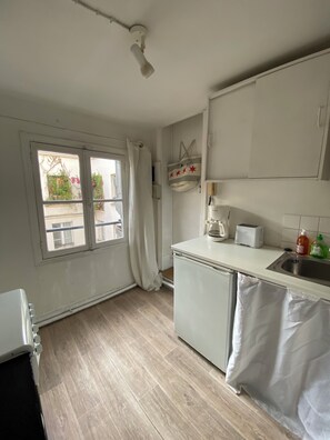 ثلاجة، فرن، موقد طهي مسطح، ماكينة لصنع القهوة/الشاي