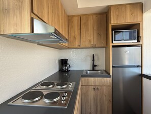 Kühlschrank, Mikrowelle, Ofen, Wasserkocher mit Kaffee-/Teezubehör