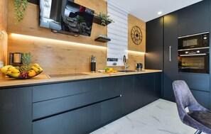 Kylskåp, ugn, spishäll och diskmaskin