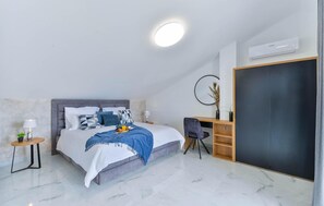 4 bedrooms, in-room safe, iron/ironing board, free WiFi