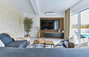 Smart TV - Beach front home in Bibinje (Bibinje)