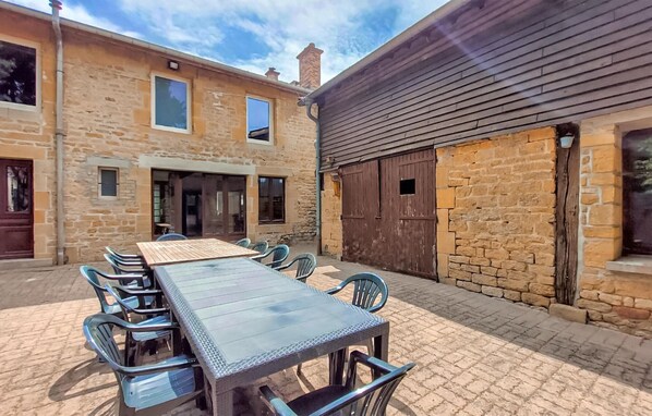 Outdoor dining - Pet friendly home in Boult-aux-Bois (Boult-aux-Bois)