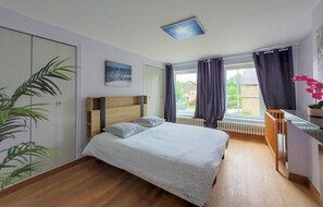 6 bedrooms, iron/ironing board, travel crib, free WiFi - Pet friendly home in Boult-aux-Bois (Boult-aux-Bois)