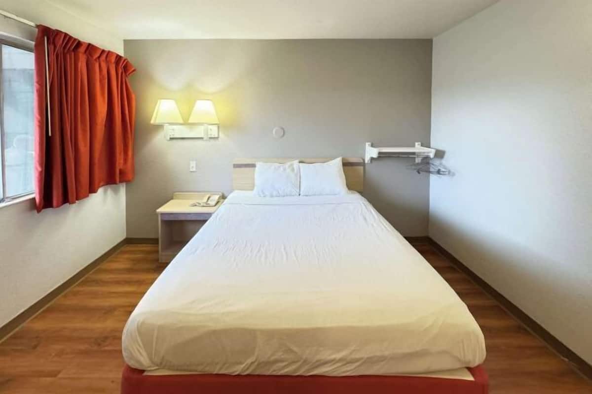 Desk, WiFi (free), bed sheets