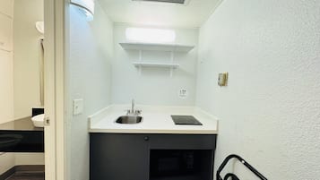 Mini-Kühlschrank, Mikrowelle, Herdplatte, Kaffeemühle