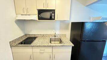 Mini-Kühlschrank, Mikrowelle, Herdplatte, Kaffeemühle