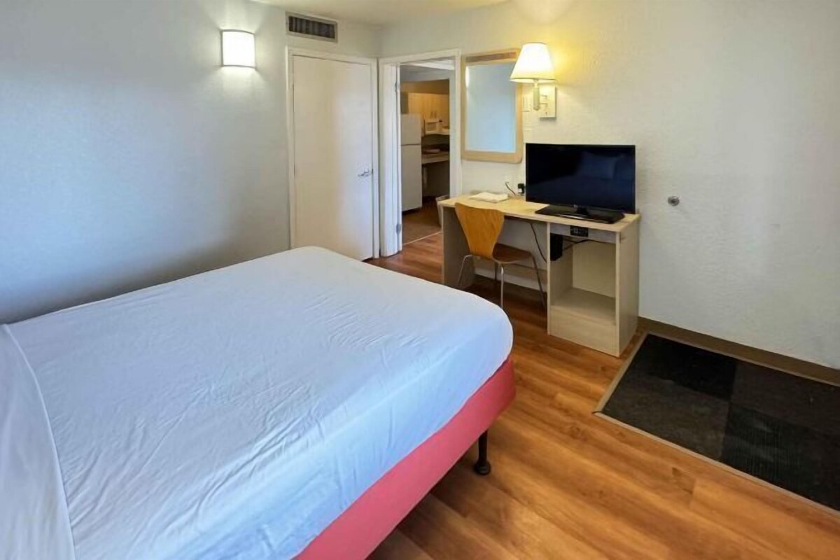 Desk, WiFi (free), bed sheets