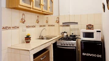 Microwave, cookware/dishes/utensils, freezer