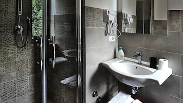 Shower, hair dryer, bidet, towels