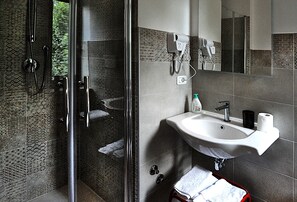 Shower, hair dryer, bidet, towels - ANCIENT FARMHOUSE SURROUNDED BY GREENERY (Sezze)
