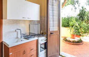 Refrigerador, parrilla de estufa y utensilios de cocina 