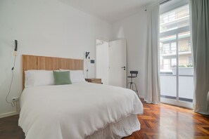 2 habitaciones, escritorio y tabla de planchar con plancha