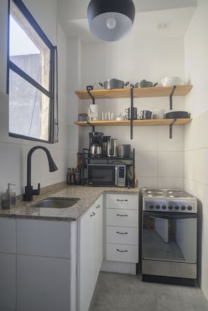 Refrigerador, microondas, horno, placa de cocina