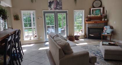 Quiet hideaway just outside of Oxford MS. Surrounded by forest and lake access.
