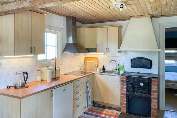 Een koelkast, een kookplaat, een vaatwasser