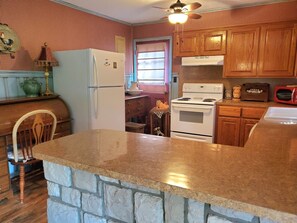 Fridge, microwave, oven, stovetop - Rich Mountain Home Away - Fire Pit and Charcoal grill, Enjoy a cook out. (Paris)