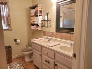 Suihku, pyyhkeet, saippua, vessapaperi