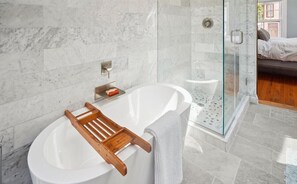 Whirlpool, Haartrockner, Handtücher, Seife