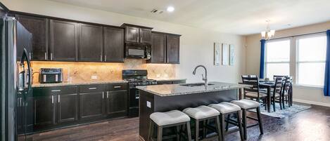 Réfrigérateur, four à micro-ondes, un four, surface de cuisson