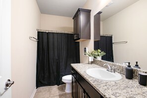 Een haardroger, handdoeken, zeep, shampoo