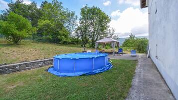 Banyera d'hidromassatge a l'aire lliure