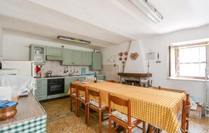 Fridge, stovetop, coffee/tea maker