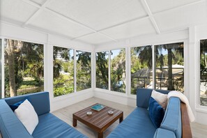 Smart-TV, Tischtennisplatte, Arbeitsbereiche