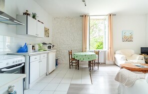 Fridge, oven, stovetop, coffee/tea maker
