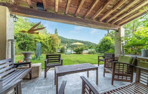 Outdoor dining - 1 bedroom stunning home in Chalabre (Chalabre)