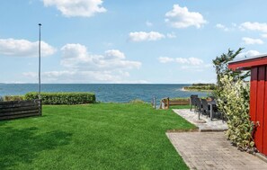 Outdoor dining - Cozy home in Lundby with kitchen (Lundby)