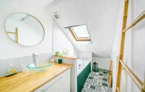 Bathtub, hair dryer