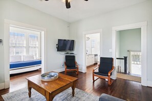 獨棟房屋, 多張床, 庭院, 花園景觀 | 起居區 | 電視