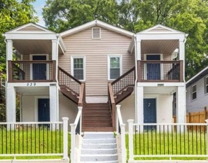 Exterior - COZY! 5min to Downtown Atlanta w/ free parking! (Atlanta)
