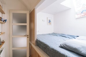 2 bedrooms, iron/ironing board, Internet, bed sheets - Beautiful, Sun-kissed Studio—Faubourg Saint-Martin (Paris)