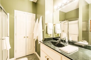 Dusche, Haartrockner, Handtücher, Seife