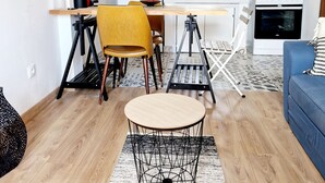 A modern living space with a dining area, kitchen, and seating area. - Maisonnette du Foirail, Proche Centre-ville Espalion. À 1 min des Berges du Lot! (Espalion)