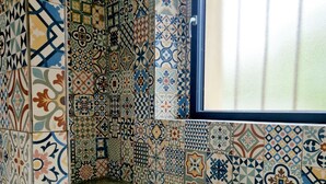 A room with a patterned tile wall and a window with blinds. - Maisonnette du Foirail, Proche Centre-ville Espalion. À 1 min des Berges du Lot! (Espalion)