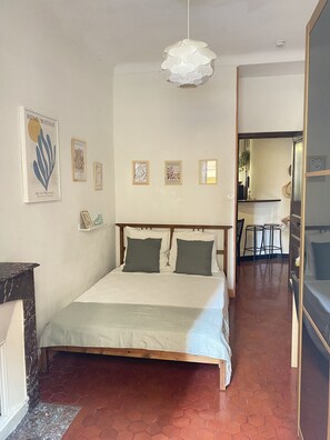 2 habitaciones, tabla de planchar con plancha, wifi y ropa de cama 