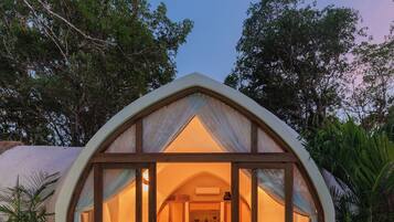 Caja de seguridad en la habitación, cortinas blackout y insonorización