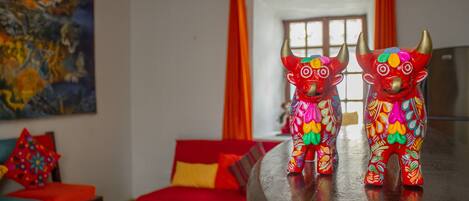 Minikøleskab, mikrobølgeovn, køkkentøj/tallerkener/redskaber