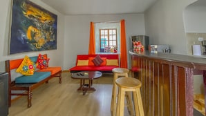 A living room with a sofa, a coffee table, and a bar area. - CENTRAL PLAZA APARTMENTS (Cusco)