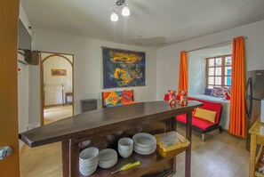 Frigobar, microondas, utensilios de cocina