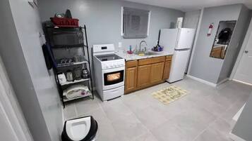 Réfrigérateur, micro-ondes, four, cafetière/bouilloire