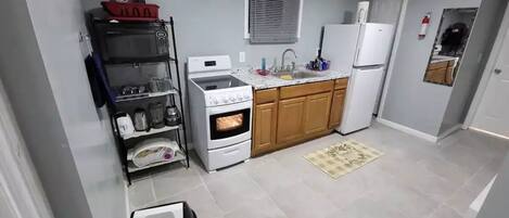 Fridge, microwave, oven, coffee/tea maker