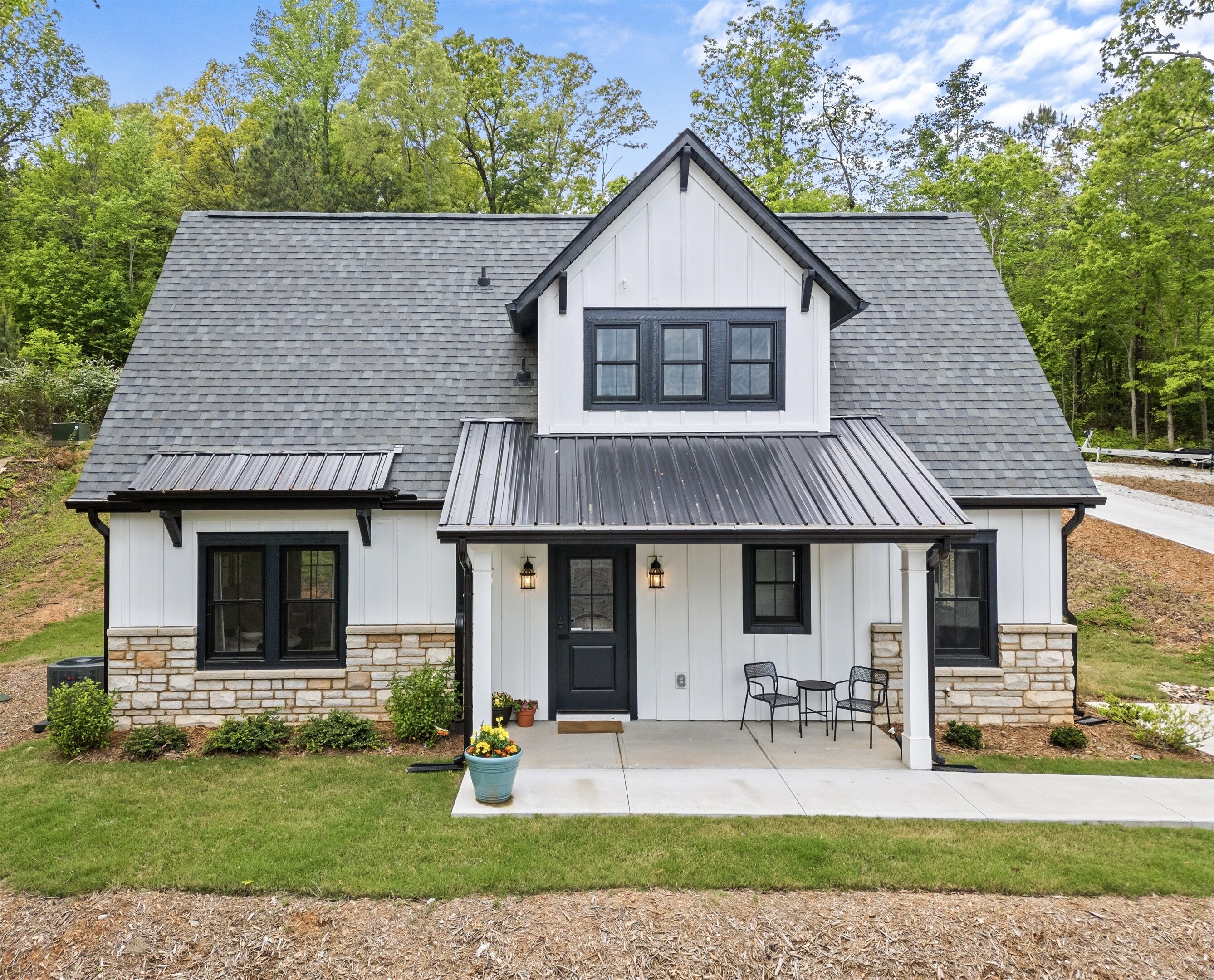 2 Bedroom Cottage on Lake Keowee- Lake/Dock Access- 15 Min to Seneca