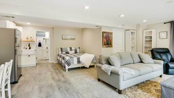 Schreibtisch, Bügeleisen/Bügelbrett, Internetzugang, Bettwäsche