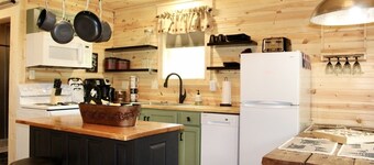Cozy retreat  2 min bike ride to Greenbrier Trail 2 ride/ river to fly fish. 