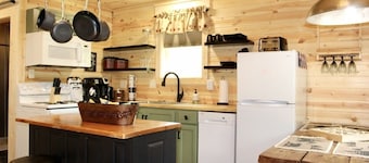 Cozy retreat 2 min bike ride to Greenbrier Trail 2 ride/ river to fly fish.